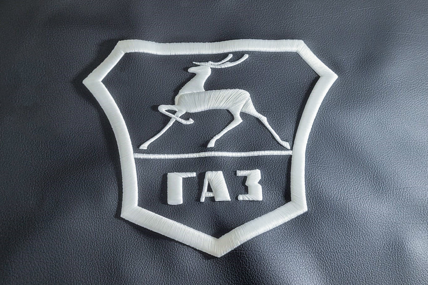 Wolga GAZ Emblem Schriftzug 3D bestickt [1]