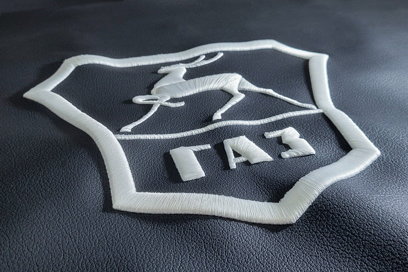 Wolga GAZ Emblem Schriftzug 3D bestickt [1]